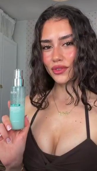 Nathaly Sabino holding the ANUA PDRN mist